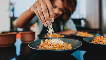 Emmentael sur un plat de pâtes